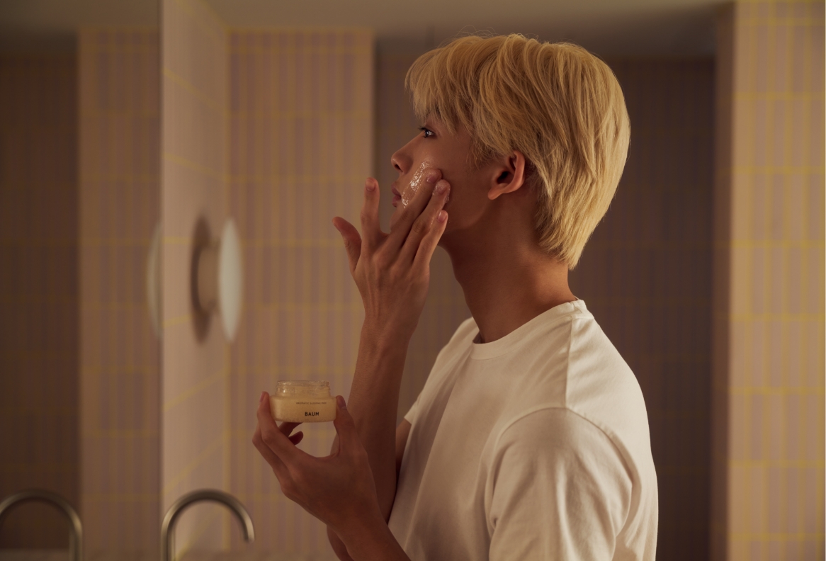 アロマティック スリーピングマスク” with NOA — Photo