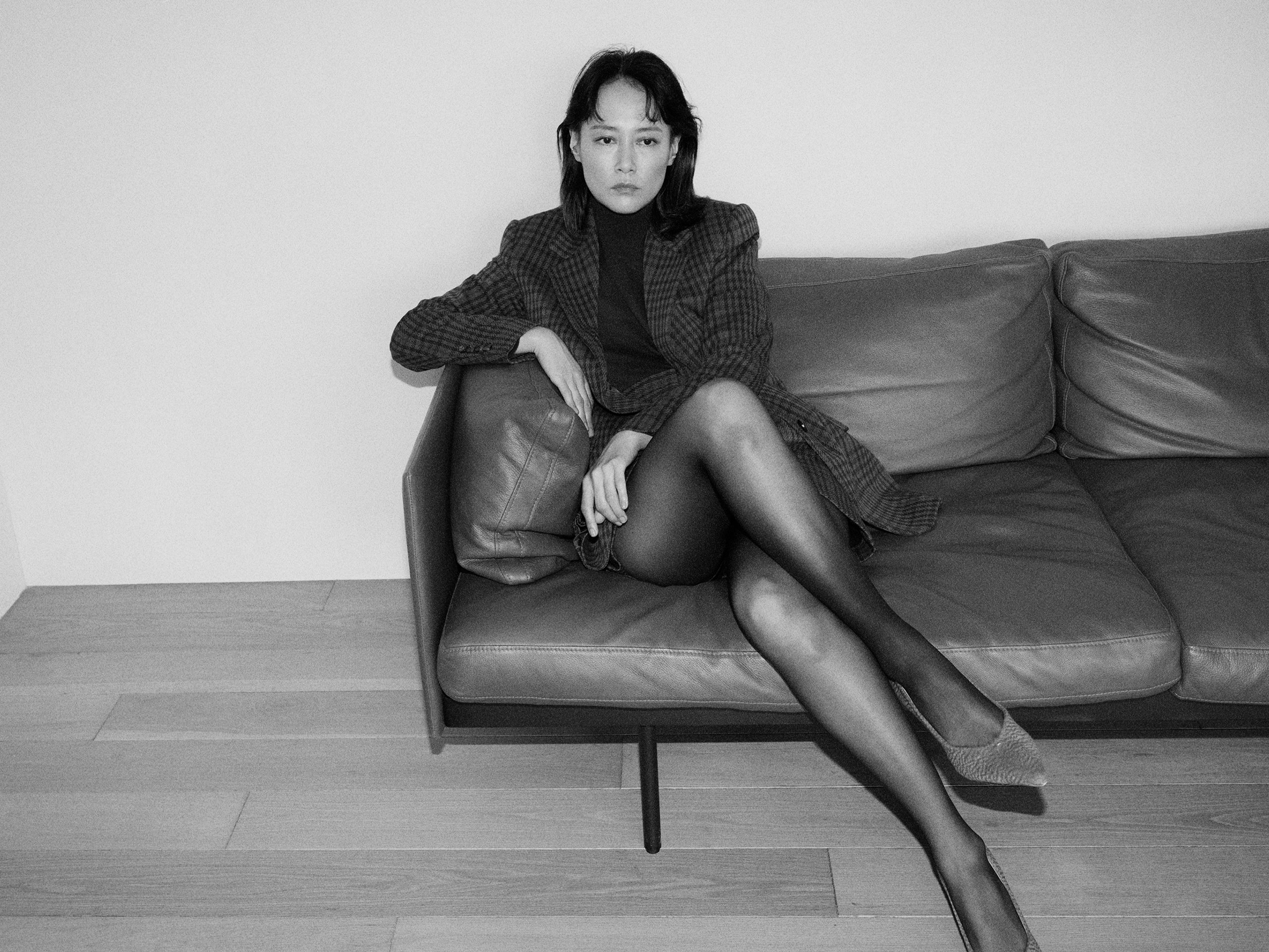 チェック柄のシングルブレストジャケットをまとった菊地凛子のモノクロポートレート
