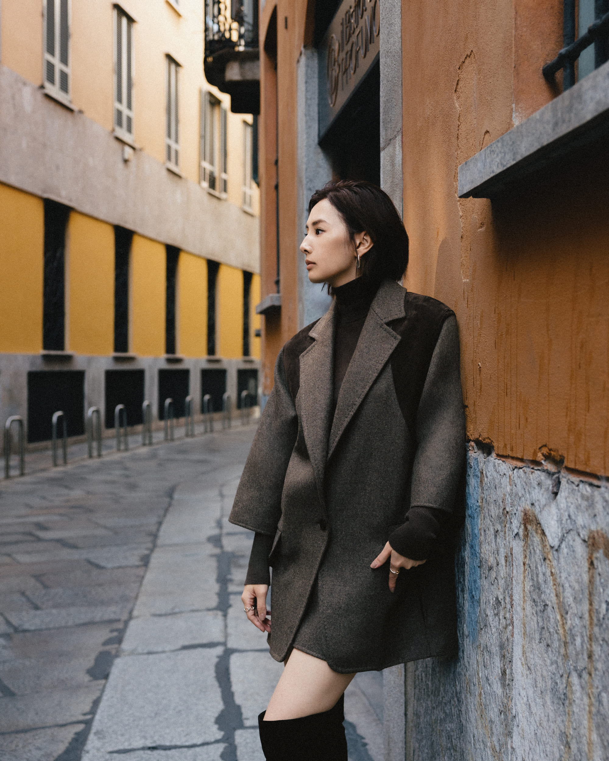 ミラノの路地で「マックスマーラ」のジャケットをまとった北川景子