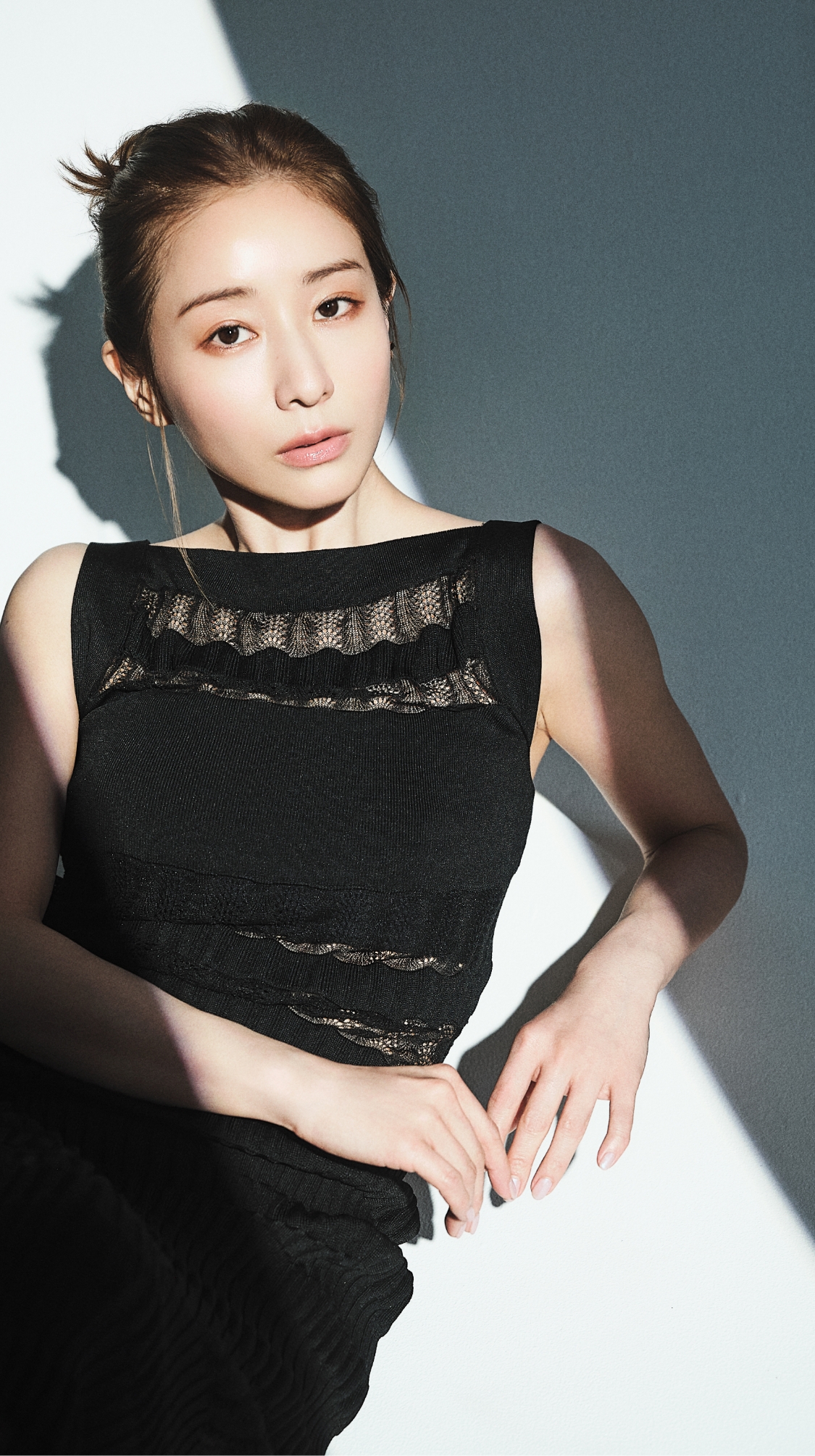 太陽の光が輝かせる、2人の美しさ 田中みな実、仲里依紗が選ぶ、2つの